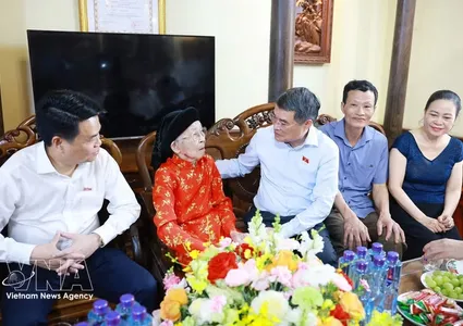 PM Le Minh Hung pays tribute to revolution contributors in Hai Phong
