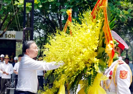 Top leader pays tribute to General Vo Nguyen Giap, martyrs in Quang Tri