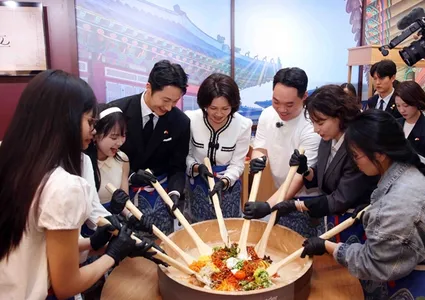 RoK First Lady experiences Korea Culture and Tourism Festival in Vietnam