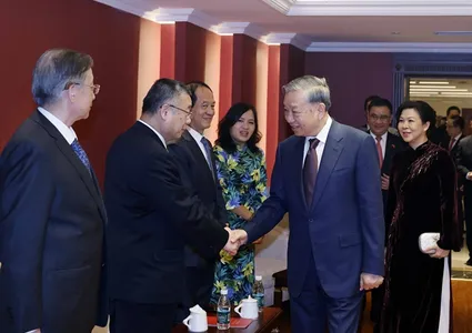 Top leader meets families of Vietnam-China friendship contributors in Beijing
