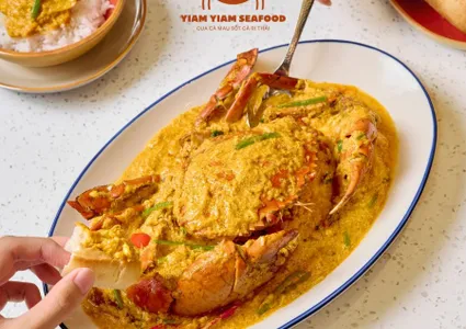 Hanoi foodaholics enjoy famous Ca Mau crab in flavorful Thai curry sauce