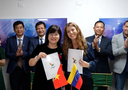VTV’s International Programs   Department and TeleSUR sign a cooperation agreement