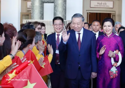 Top leader talks economic rise, state overhaul with OV community in Thailand