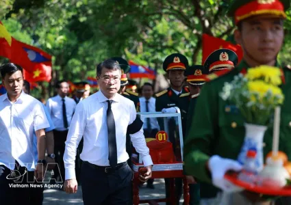 PM attends memorial service, burial for Vietnamese volunteer soldiers, experts died in Laos