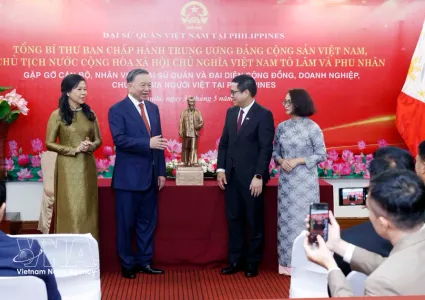 Party and State leader meets Vietnamese community in Philippines