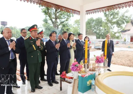 Vietnam pays tribute to fallen heroes in Laos on War Invalids and Martyrs' Day
