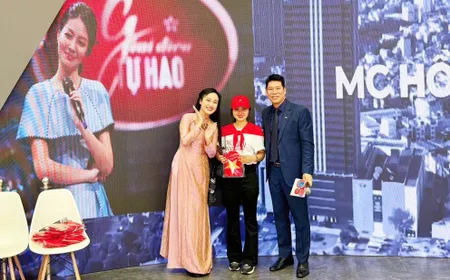 BTV Hoài Anh - Thái Tuấn khuấy động không khí gian trưng bày VTV tại Triển lãm Thành tựu đất nước