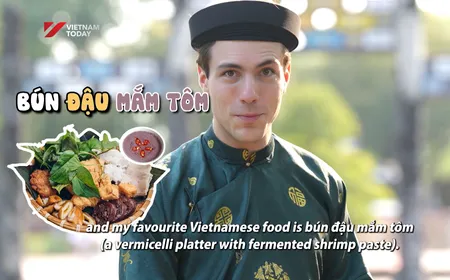Hugo tries Hue specialty - "com hen" - Easy Vietnamese