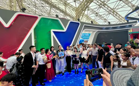 Dàn diễn viên VFC giao lưu cùng khán giả tại Triển lãm Thành tựu Đất nước