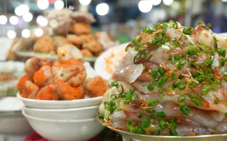 The essence of Huế cakes | Street Food