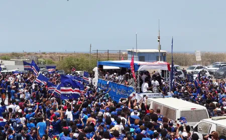 Người hâm mộ chạy dọc theo xe chở đội tuyển Cape Verde