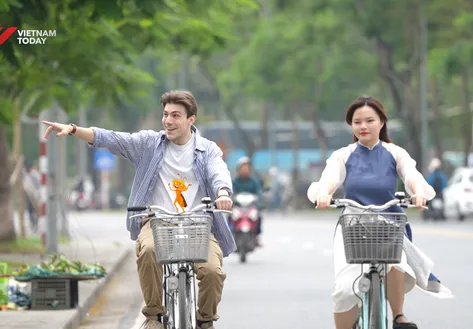 Hugo goes on a ride - Easy Vietnamese