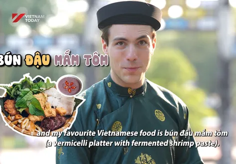 Hugo tries Hue specialty - "com hen" - Easy Vietnamese