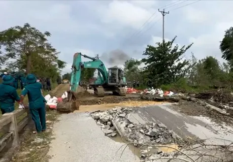 Vinh river dyke gate collapses