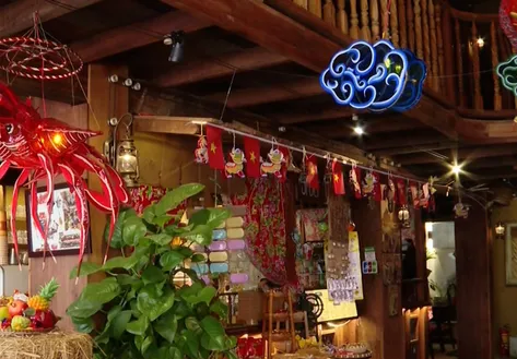 Cafés glow up for mid-autumn