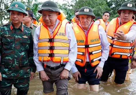 Party chief visits flood-affected residents
