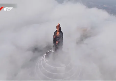 Buddha trio attracts tourists to Bà Đen