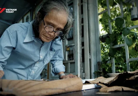 Turning lotus leaves into art | Vibes of Vietnam