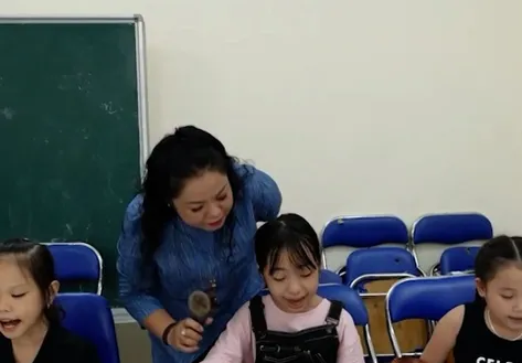 Children embrace traditional Vietnamese music