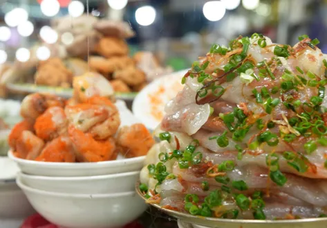The essence of Huế cakes | Street Food