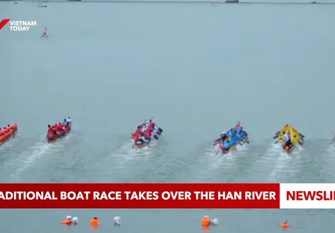 Traditional boat race takes over the Han River