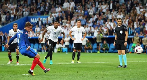 VIDEO EURO 2016: Schweinsteiger để bóng chạm tay, Griezmann mở tỷ số từ chấm phạt đền