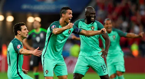 Bồ Đào Nha 2-0 Xứ Wales: San bằng kỷ lục của Platini, Ronaldo đưa Selecao vào chung kết EURO 2016