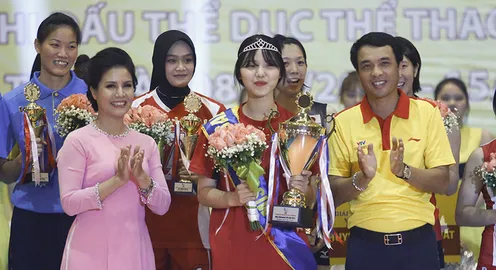 VIDEO: Hoa khôi bóng chuyền Lee Yun Jung và những hình ảnh không thể quên tại VTV Cup Tôn Hoa Sen 2017