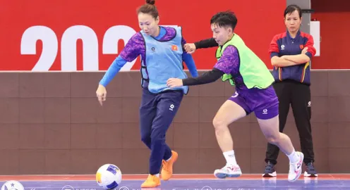 Đội Futsal nữ Việt Nam làm quen sân thi đấu tại Trung tâm Thể thao Hohhot