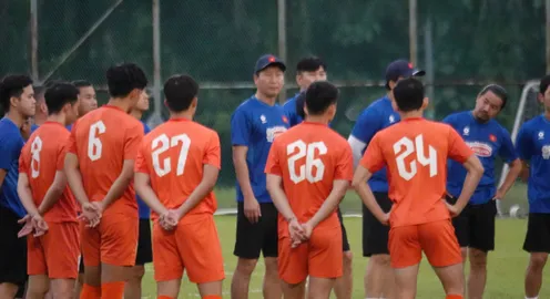 HLV Kim Sang-sik có "vũ khí bí mật" trong buổi tập đầu tiên của ĐTQG Việt Nam tại Malaysia