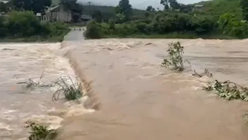 Mưa lớn kéo dài gây sạt lở và ngập sâu tại nhiều điểm xung yếu miền Trung