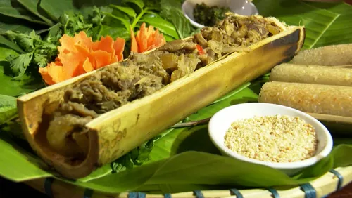 Ẩm thực độc đáo: Thịt heo rừng lai nướng ống tre 
