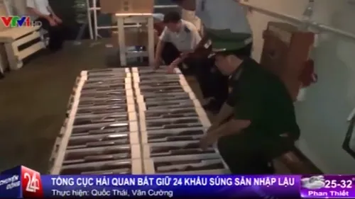 Bắt giữ 24 khẩu súng săn, thuyền viên nhảy sông bỏ trốn