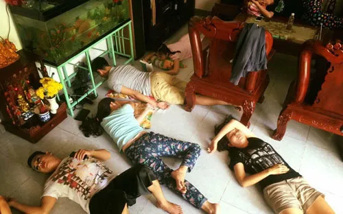 Bán sức trên phim trường: Ăn bờ, ngủ bụi