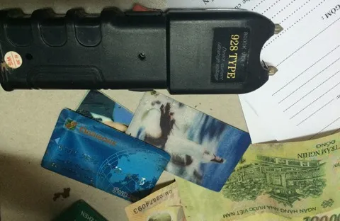 Bắt đối tượng dùng súng điện chống trả công an