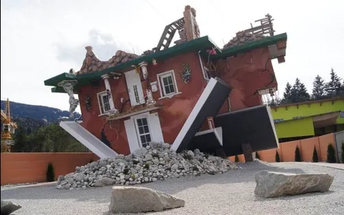 Kỳ lạ những ngôi nhà kiểu "chổng ngược"