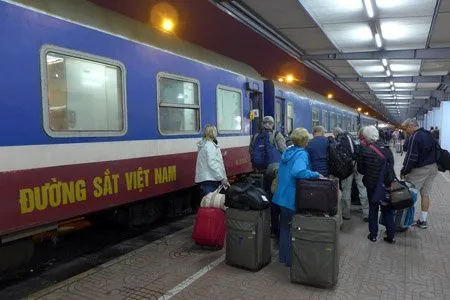 Chuyến tàu cuối cùng của năm vẫn đông khách