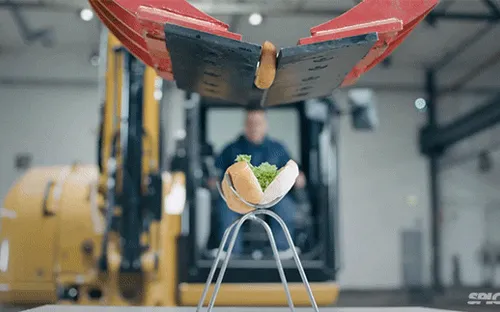 Choáng ngợp với khả năng điều khiển máy xúc làm bánh Hot Dog