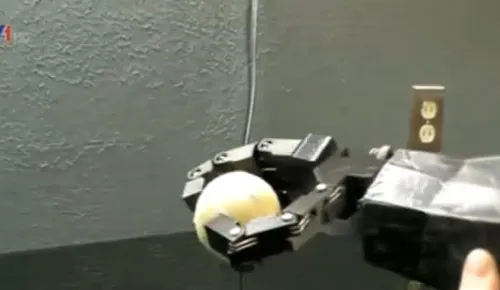 Robot giá rẻ của nhà phát minh trẻ người Mỹ