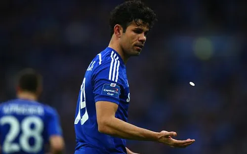 Bị ném đồng xu, Diego Costa thản nhiên… dắt cạp quần