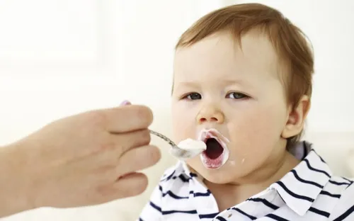 Lưu ý mẹ cần nhớ khi cho trẻ ăn sữa chua