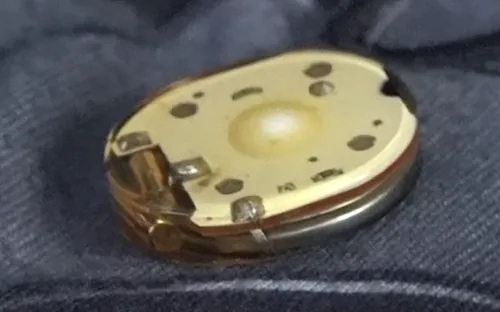 Phát hiện thiết bị điện tử lạ trong áo trẻ em