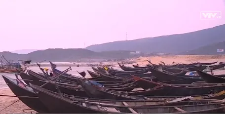 Bãi biển Hà Tĩnh im lìm sau hiện tượng cá chết hàng loạt