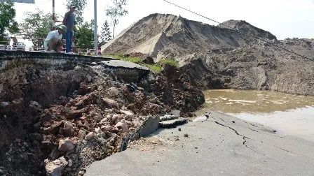 Hải Phòng: Đường dẫn cầu phao sông Hóa sạt lở, giao thông đình trệ
