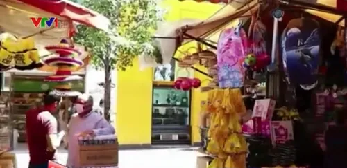 Người dân Chile đổ xô đi mua các sản phẩm quần áo màu vàng