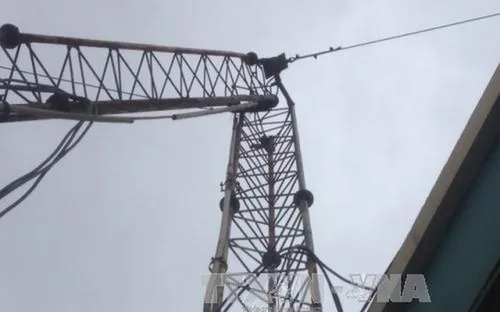 Cột thu phát sóng bất ngờ gãy, người dân hoang mang