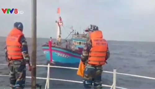Hỗ trợ khẩn cấp tàu cá Bình Định bị hỏng máy trên biển