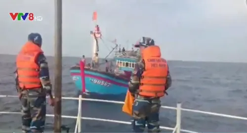 Cứu tàu cá và 14 ngư dân gặp nạn ở Quảng Bình