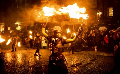 Độc đáo lễ hội lửa tại Scotland