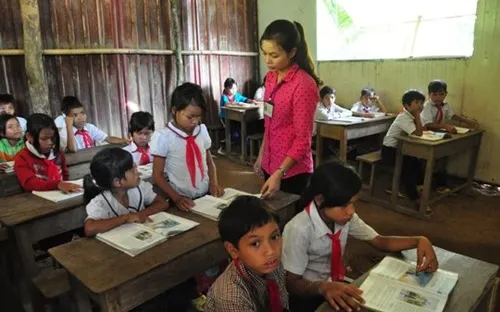 Cần có chính sách phụ cấp cho giáo viên vùng cao dạy học cả ngày